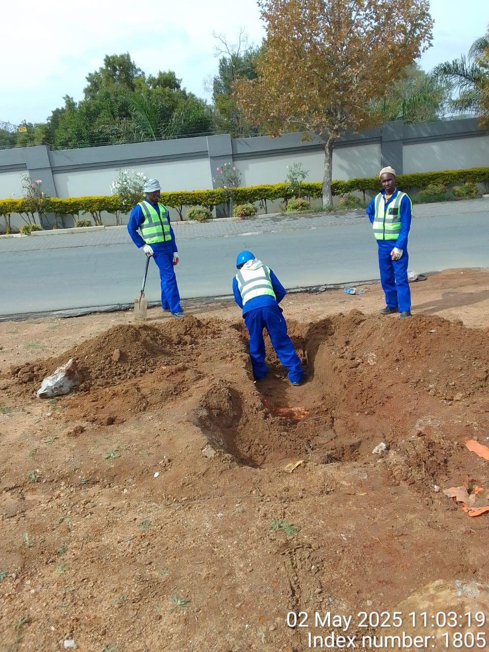 MC & CHK site team excavating alongside the existing road at Waterfall Manor